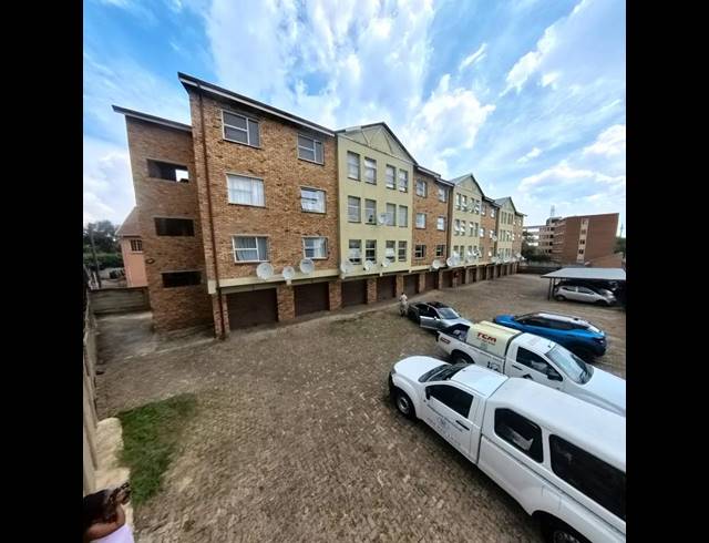 2 BEDROOM APARTMENT FOR SALE IN KEMPTON PARK